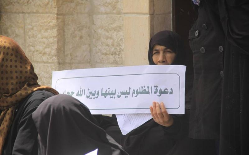 صور: اعتصام أمام بنك "فلسطين" بخانيونس