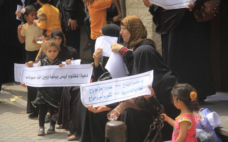 صور: اعتصام أمام بنك "فلسطين" بخانيونس