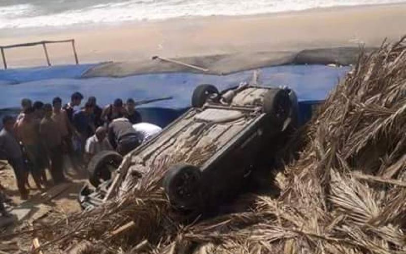 بالصور: إصابات بانقلاب سيارة على استراحة بشاطئ النصيرات