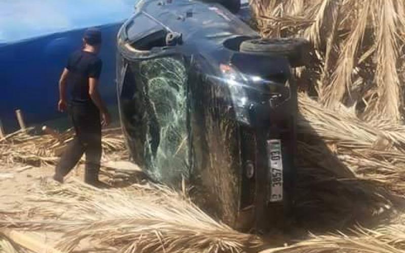 بالصور: إصابات بانقلاب سيارة على استراحة بشاطئ النصيرات
