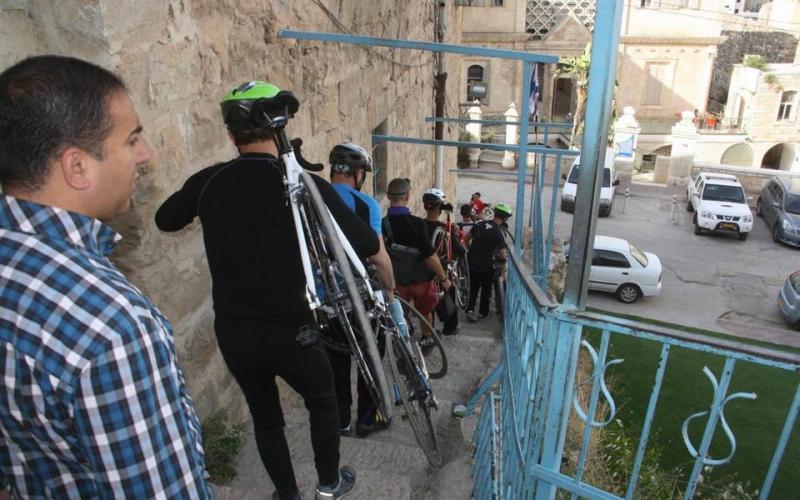 صور: إيطالي يصل فلسطين بدراجته الهوائية