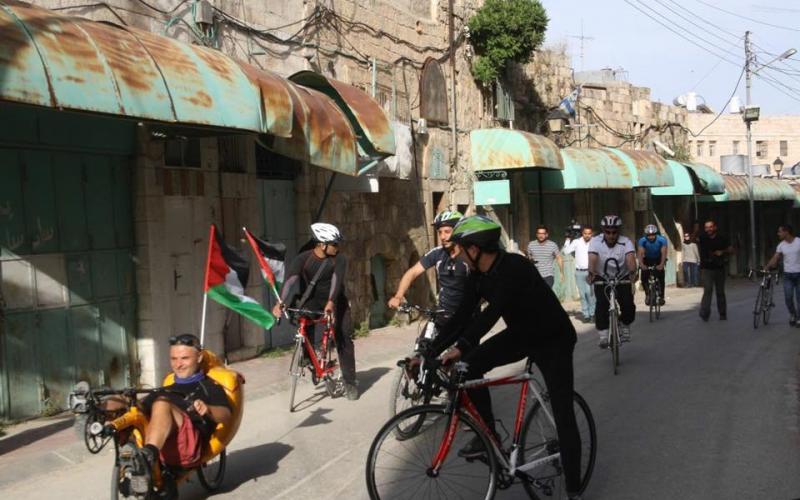 صور: إيطالي يصل فلسطين بدراجته الهوائية
