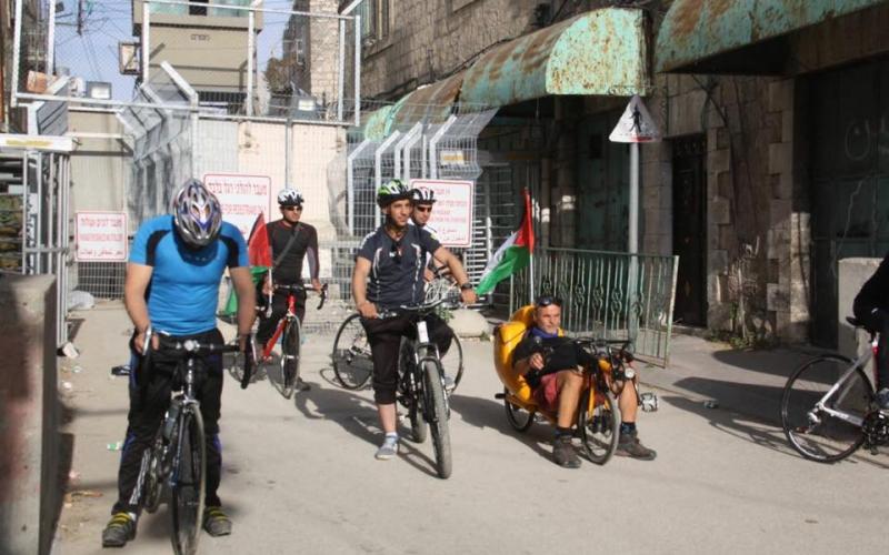 صور: إيطالي يصل فلسطين بدراجته الهوائية