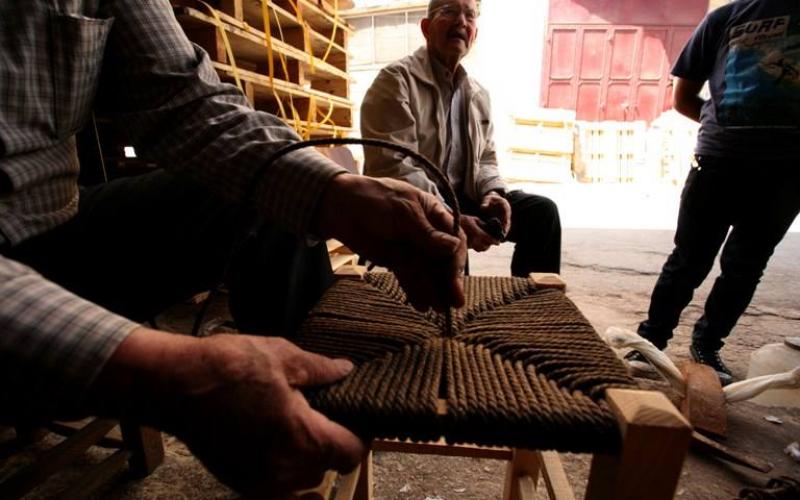 صور:  55 عاماً في صناعة المقاعد الخشبية
