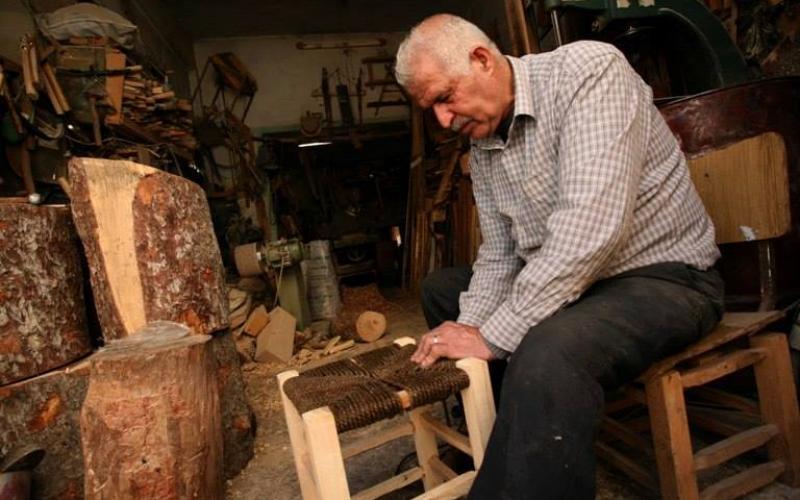 صور:  55 عاماً في صناعة المقاعد الخشبية