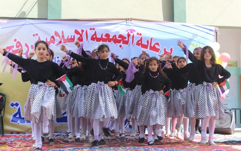 بالصور: مدارس "الفضيلة" تكرّم طلبتها المتفوقين
