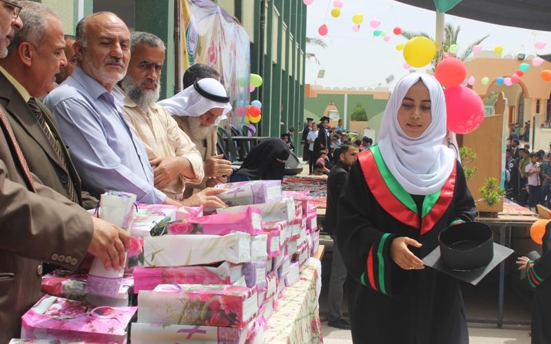 بالصور: مدارس "الفضيلة" تكرّم طلبتها المتفوقين