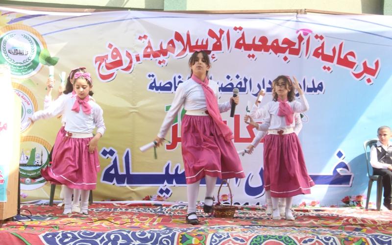 بالصور: مدارس "الفضيلة" تكرّم طلبتها المتفوقين