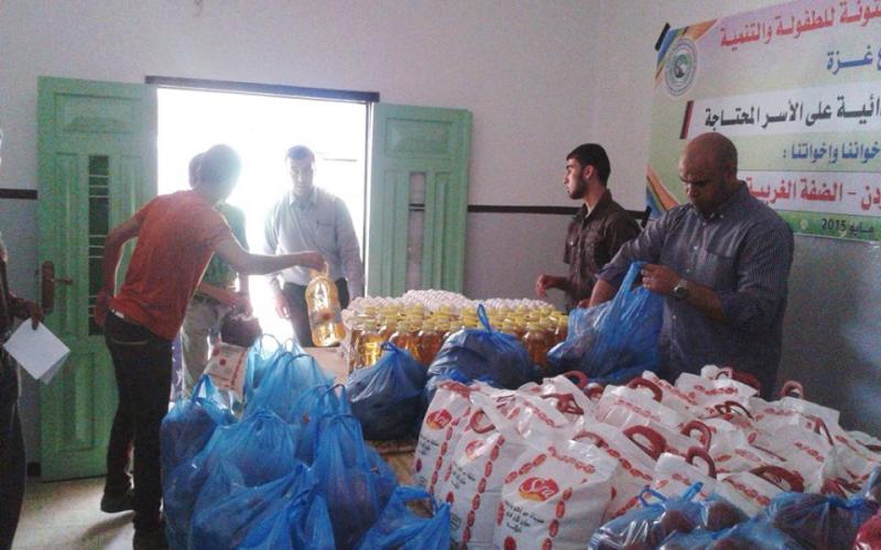 بالصور: جمعية الزيتونة توزع مساعدات للفقراء