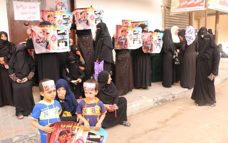 صور: أهالي الفقراء يغلقون فروع بنك فلسطين
