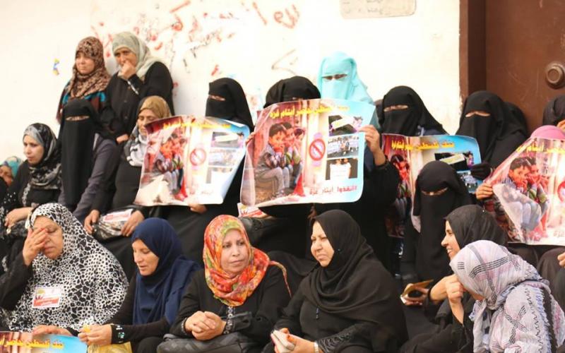 صور: أهالي الفقراء يغلقون فروع بنك فلسطين