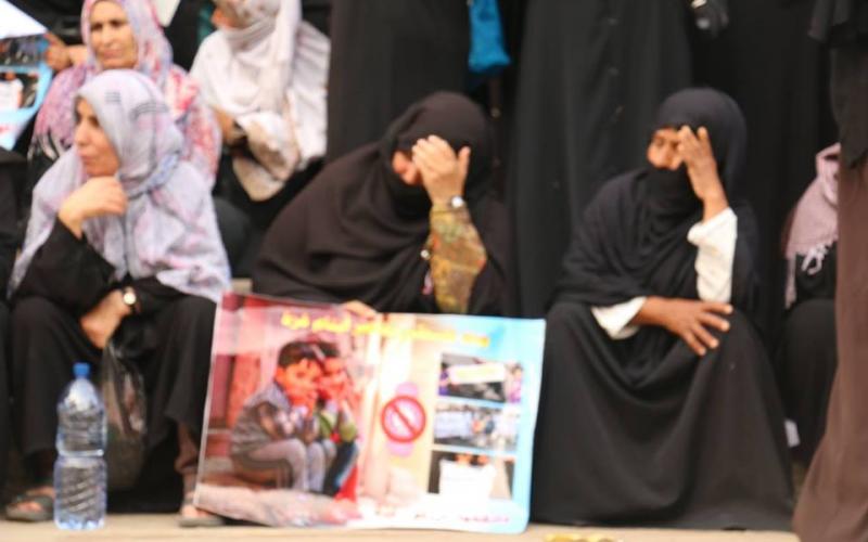 صور: أهالي الفقراء يغلقون فروع بنك فلسطين