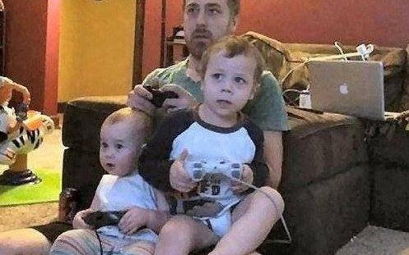 صور: معاملة الآباء لأبنائهم في غياب الأمهات