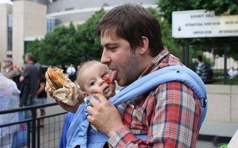صور: معاملة الآباء لأبنائهم في غياب الأمهات