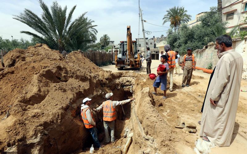 بالصور: تركيب شبكة صرف صحي بخانيونس