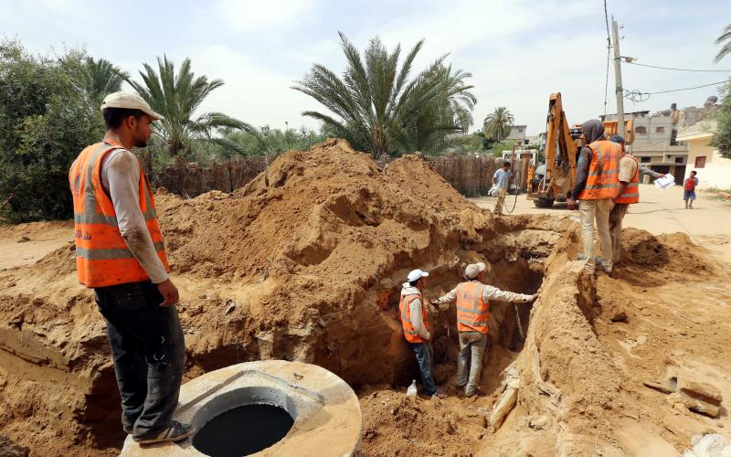 بالصور: تركيب شبكة صرف صحي بخانيونس