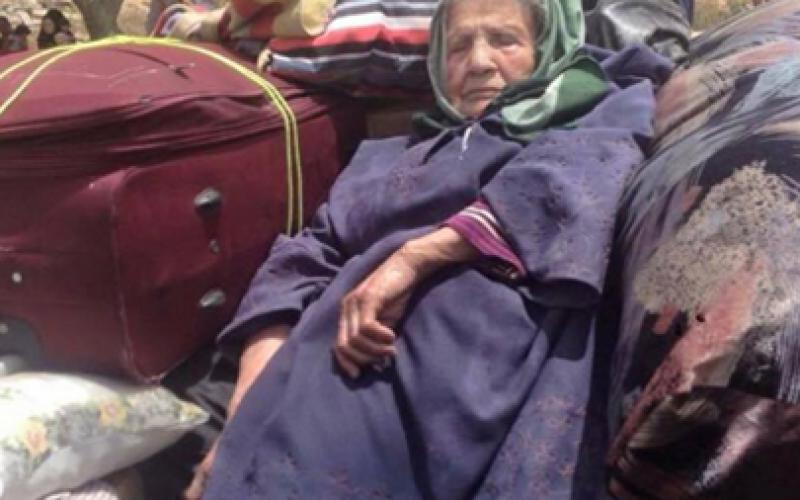 بالصور: وفاة مسنة خلال انتظارها على معبر رفح