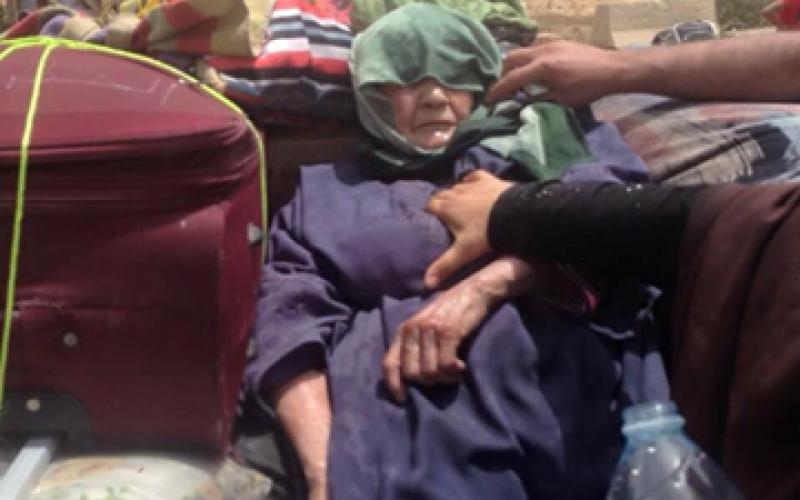 بالصور: وفاة مسنة خلال انتظارها على معبر رفح