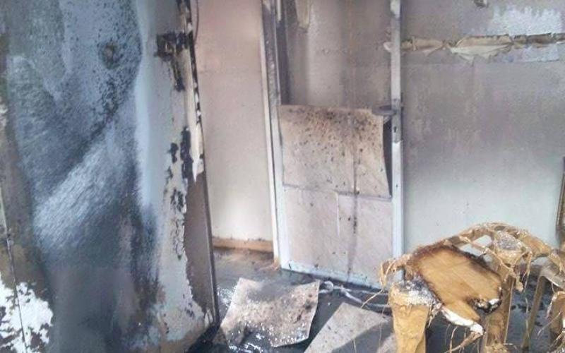 صور: تماس كهربي يحرق كرفانا بخانيونس