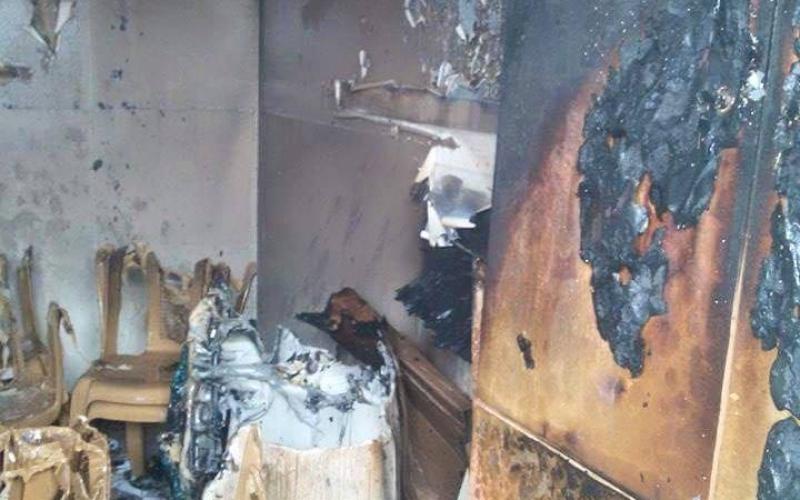 صور: تماس كهربي يحرق كرفانا بخانيونس
