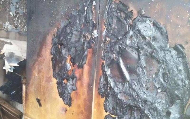 صور: تماس كهربي يحرق كرفانا بخانيونس