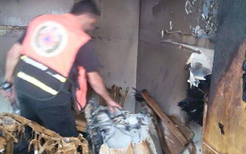 صور: تماس كهربي يحرق كرفانا بخانيونس