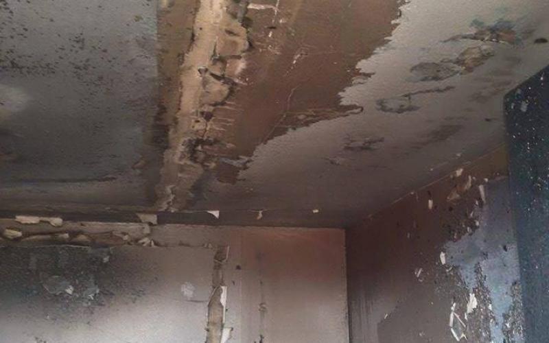 صور: تماس كهربي يحرق كرفانا بخانيونس
