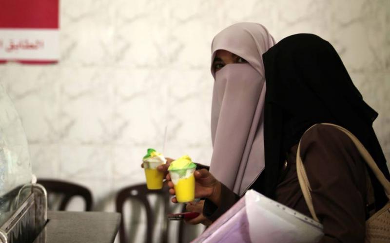 صور: موجة الحر تدفع المواطنين لشراء المرطبات