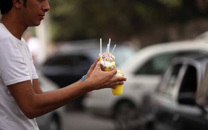صور: موجة الحر تدفع المواطنين لشراء المرطبات