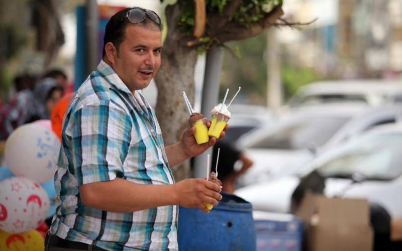 صور: موجة الحر تدفع المواطنين لشراء المرطبات