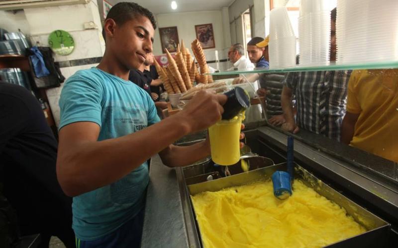 صور: موجة الحر تدفع المواطنين لشراء المرطبات
