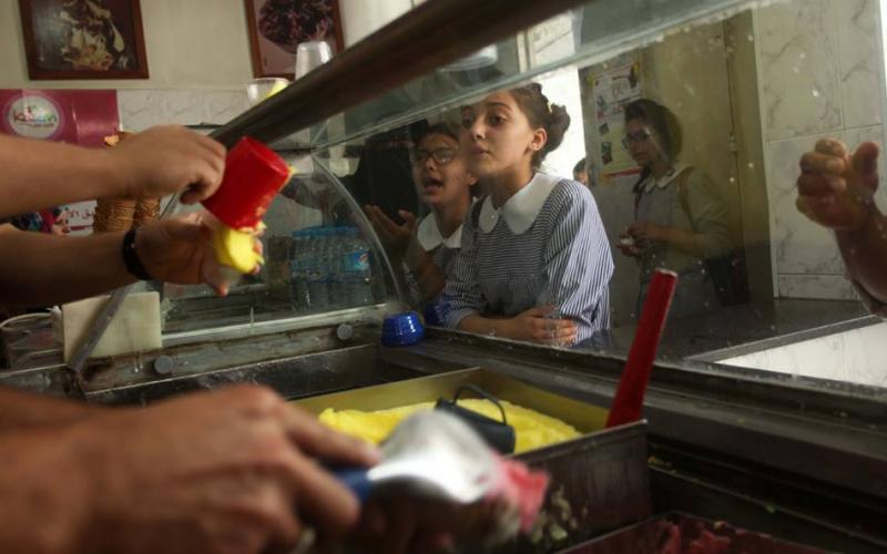 صور: موجة الحر تدفع المواطنين لشراء المرطبات