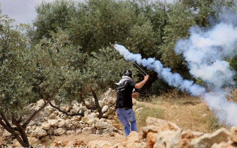 بالصور: إصابات بقمع الاحتلال مسيرة بلعين