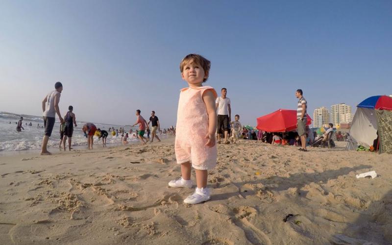 صور: أطفال غزة يستجمون على شاطئ البحر