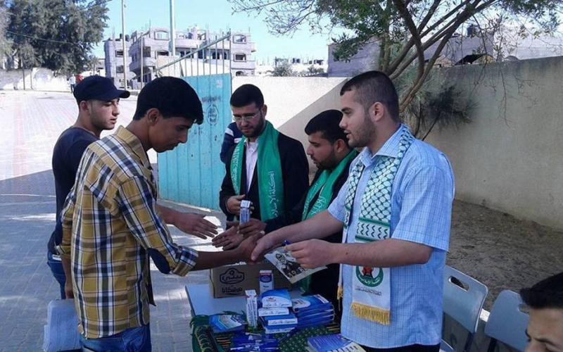 صور: "الكتلة" تقدم هدايا لطلبة التوجيهي