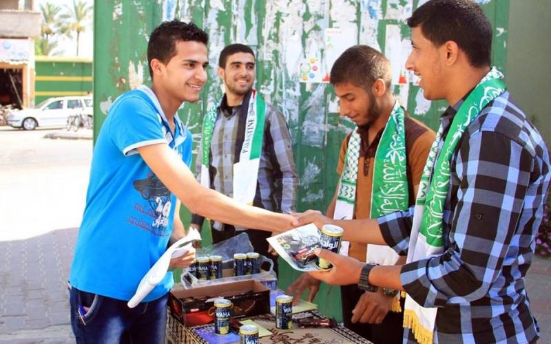 صور: "الكتلة" تقدم هدايا لطلبة التوجيهي