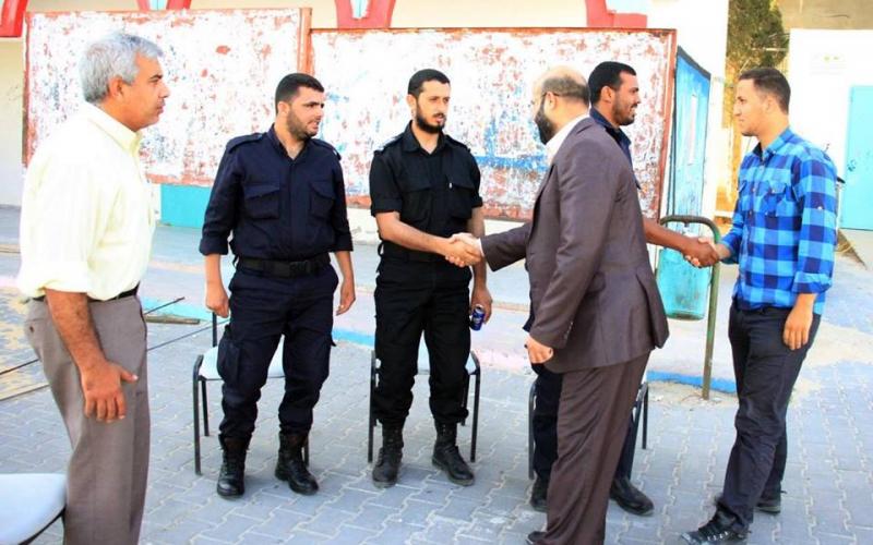 صور: "الكتلة" تقدم هدايا لطلبة التوجيهي