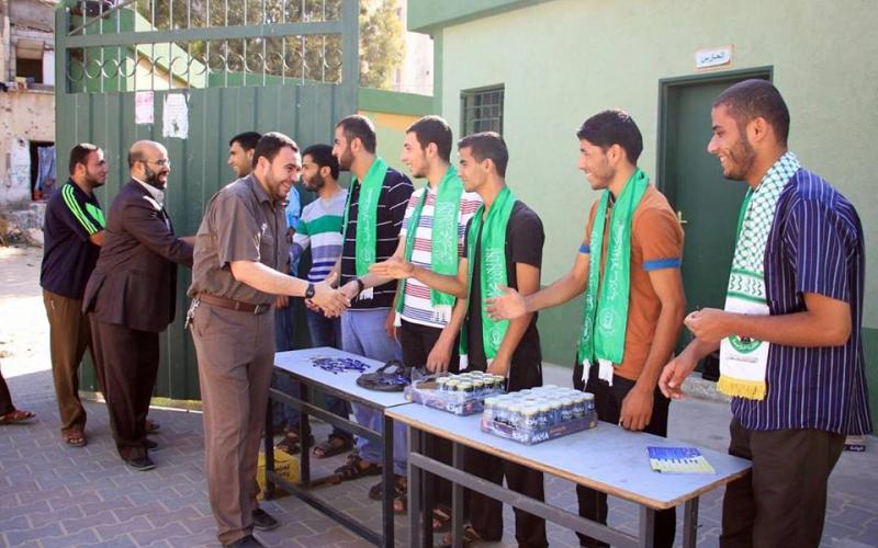 صور: "الكتلة" تقدم هدايا لطلبة التوجيهي