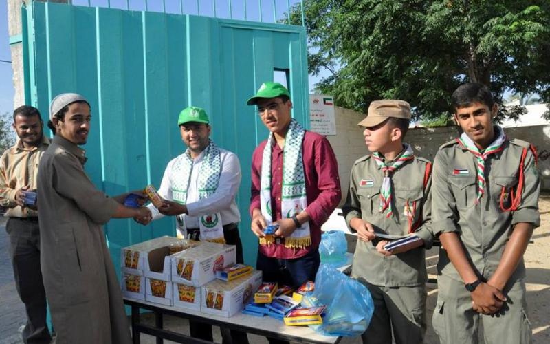صور: "الكتلة" تقدم هدايا لطلبة التوجيهي
