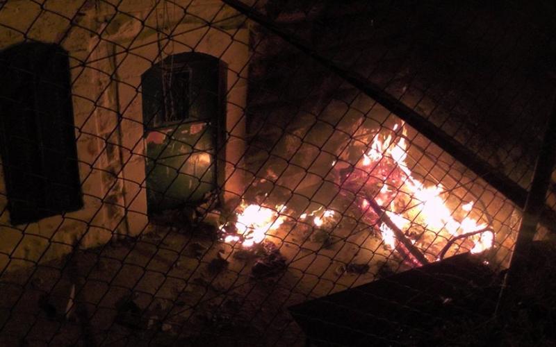 صور: مستوطنون يحاولون إحراق منزل بالخليل