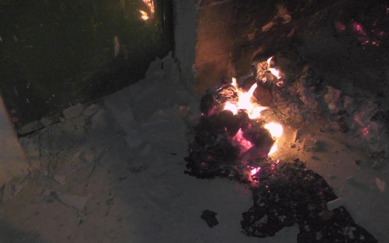 صور: مستوطنون يحاولون إحراق منزل بالخليل