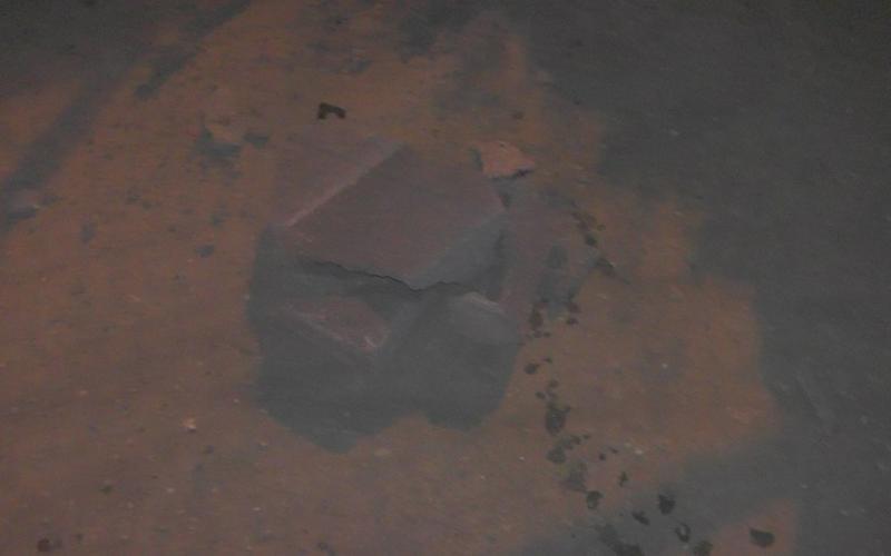 صور: مستوطنون يحاولون إحراق منزل بالخليل