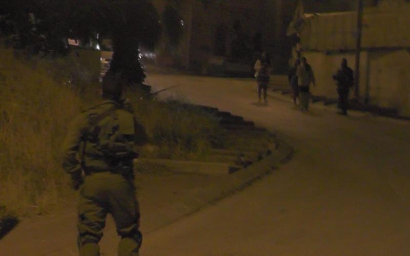 صور: مستوطنون يحاولون إحراق منزل بالخليل