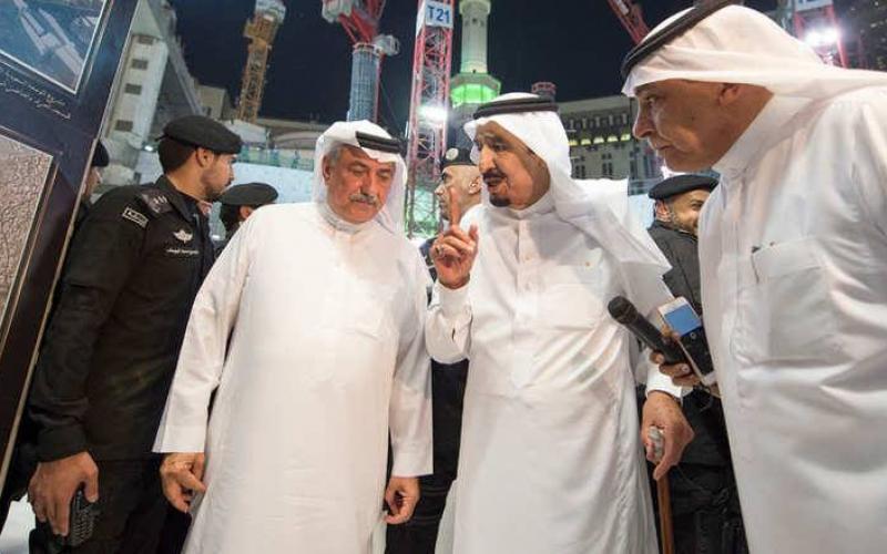صور: الملك سلمان يشارك بغسل جدار الكعبة