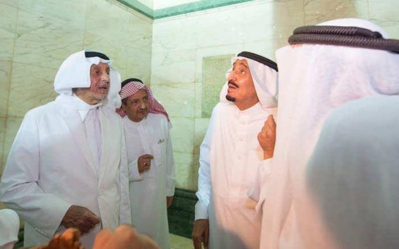 صور: الملك سلمان يشارك بغسل جدار الكعبة