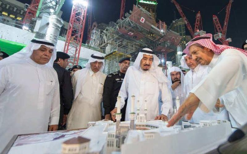 صور: الملك سلمان يشارك بغسل جدار الكعبة