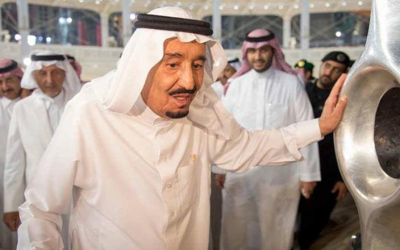 صور: الملك سلمان يشارك بغسل جدار الكعبة