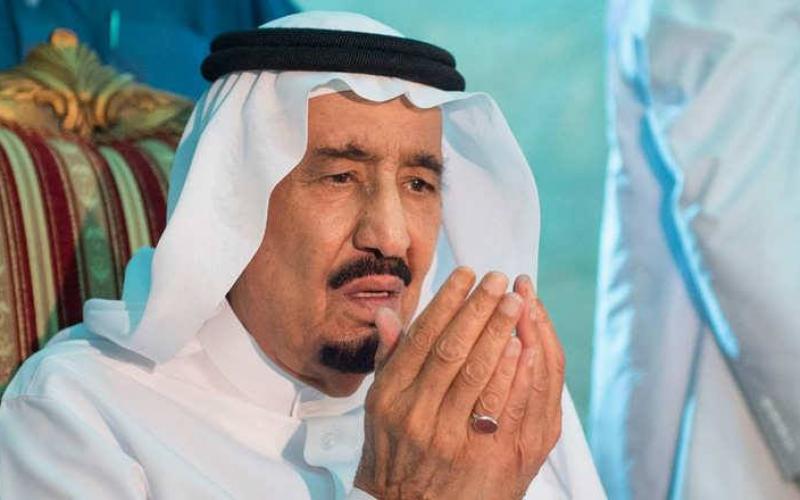 صور: الملك سلمان يشارك بغسل جدار الكعبة
