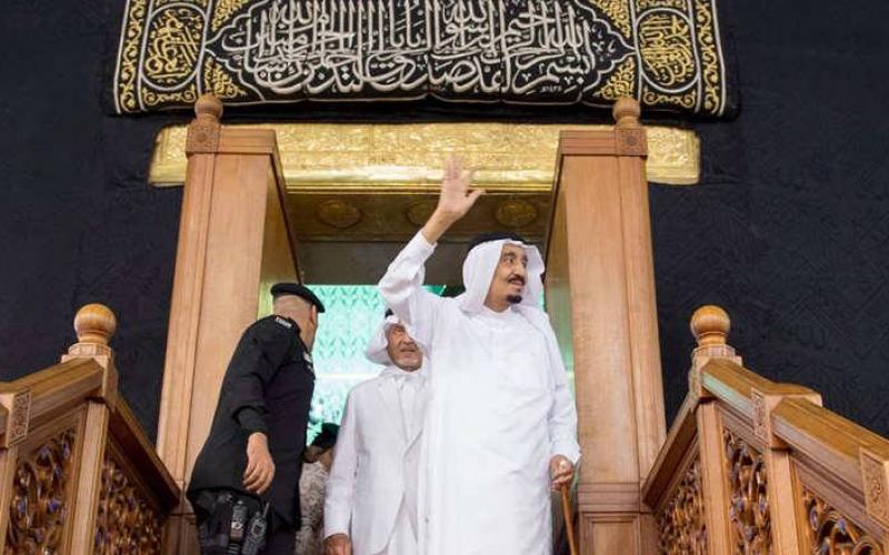صور: الملك سلمان يشارك بغسل جدار الكعبة