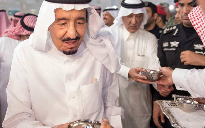 صور: الملك سلمان يشارك بغسل جدار الكعبة